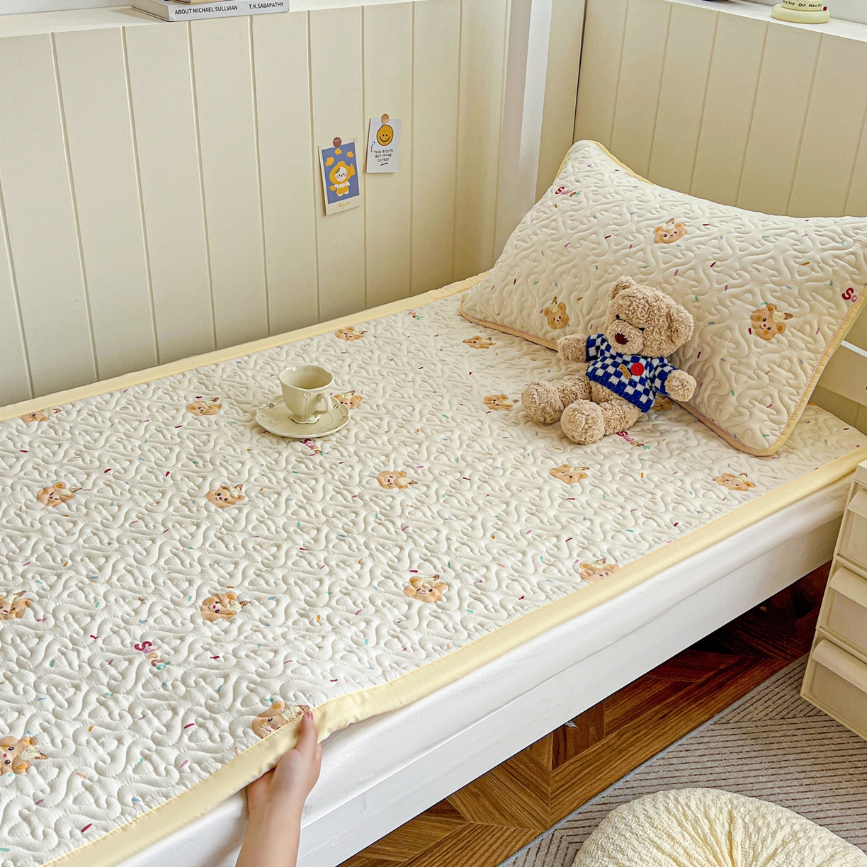 91家纺网 家纺一手货源 找家纺 纽缦家纺 2025新款A类水洗棉学生床垫垫子 小熊冰淇淋