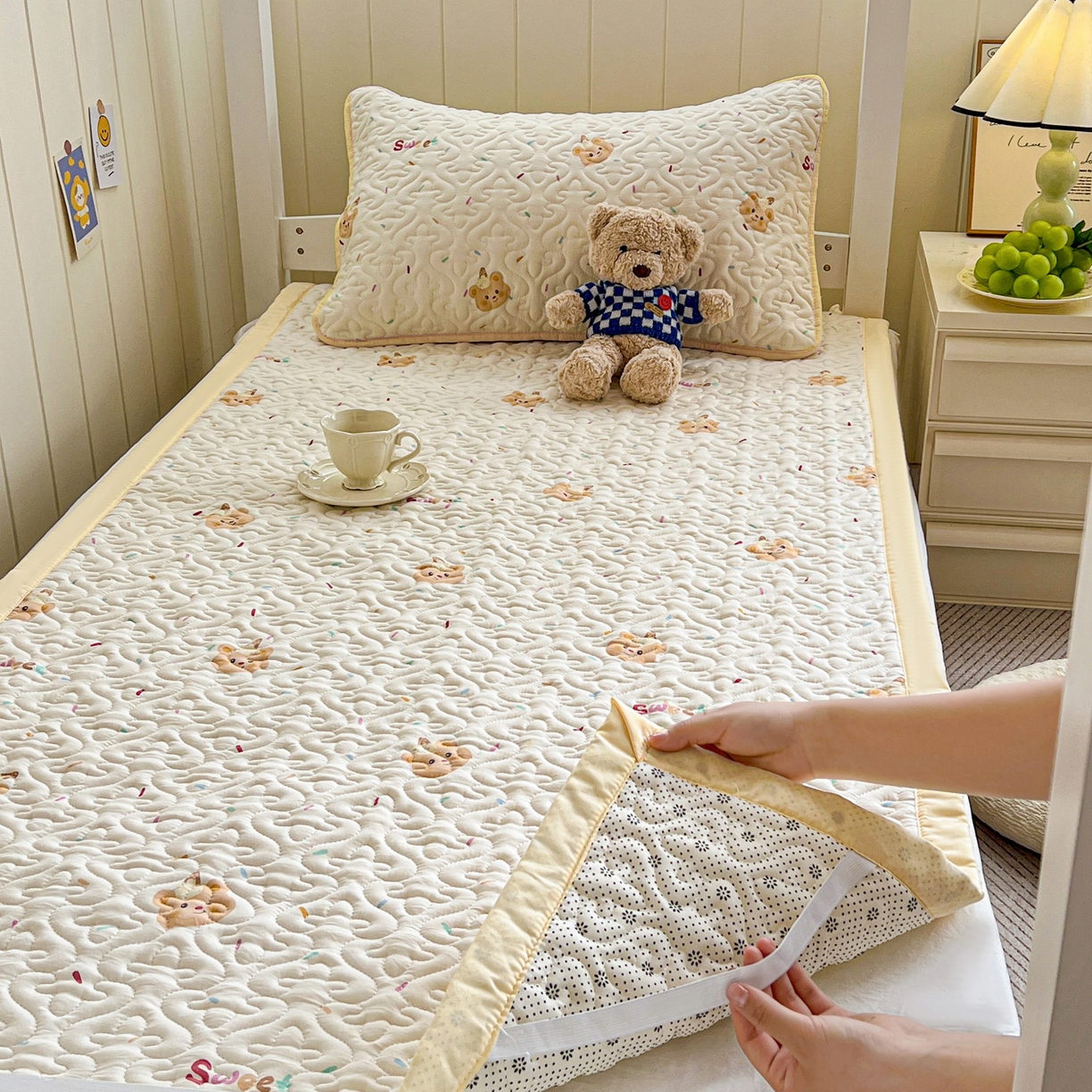91家纺网 家纺一手货源 找家纺 纽缦家纺 2025新款A类水洗棉学生床垫垫子 小熊冰淇淋