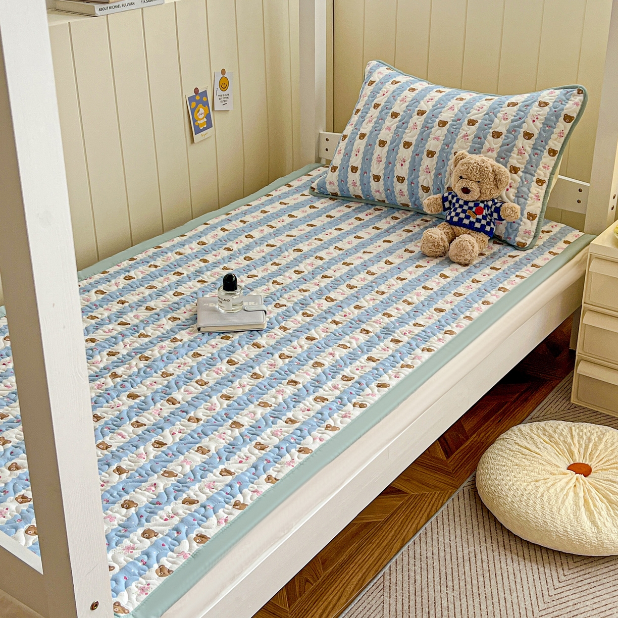 91家纺网 家纺一手货源 找家纺 纽缦家纺 2025新款A类水洗棉学生床垫垫子 小熊拉钩蓝