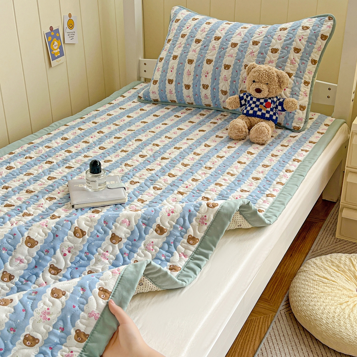 91家纺网 家纺一手货源 找家纺 纽缦家纺 2025新款A类水洗棉学生床垫垫子 小熊拉钩蓝