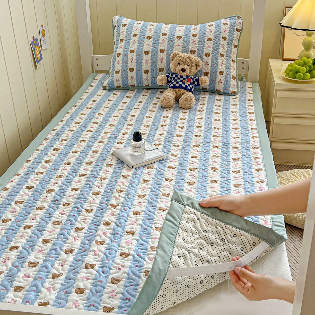 91家纺网 家纺一手货源 找家纺 纽缦家纺 2025新款A类水洗棉学生床垫垫子 小熊拉钩蓝