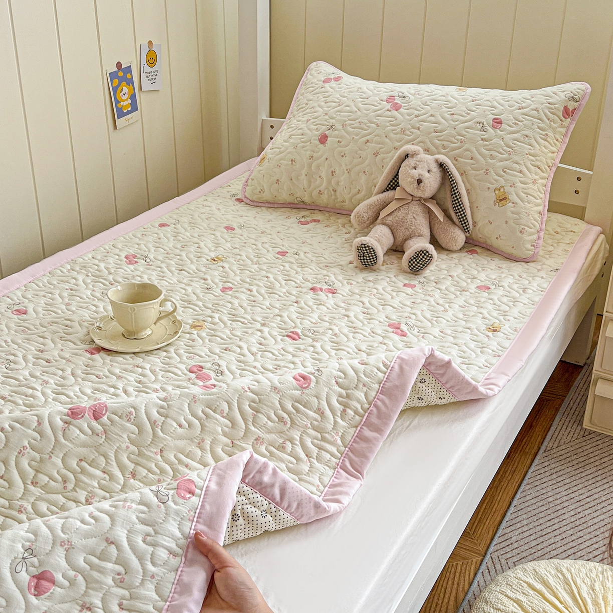91家纺网 家纺一手货源 找家纺 纽缦家纺 2025新款A类水洗棉学生床垫垫子 摘樱桃的小熊