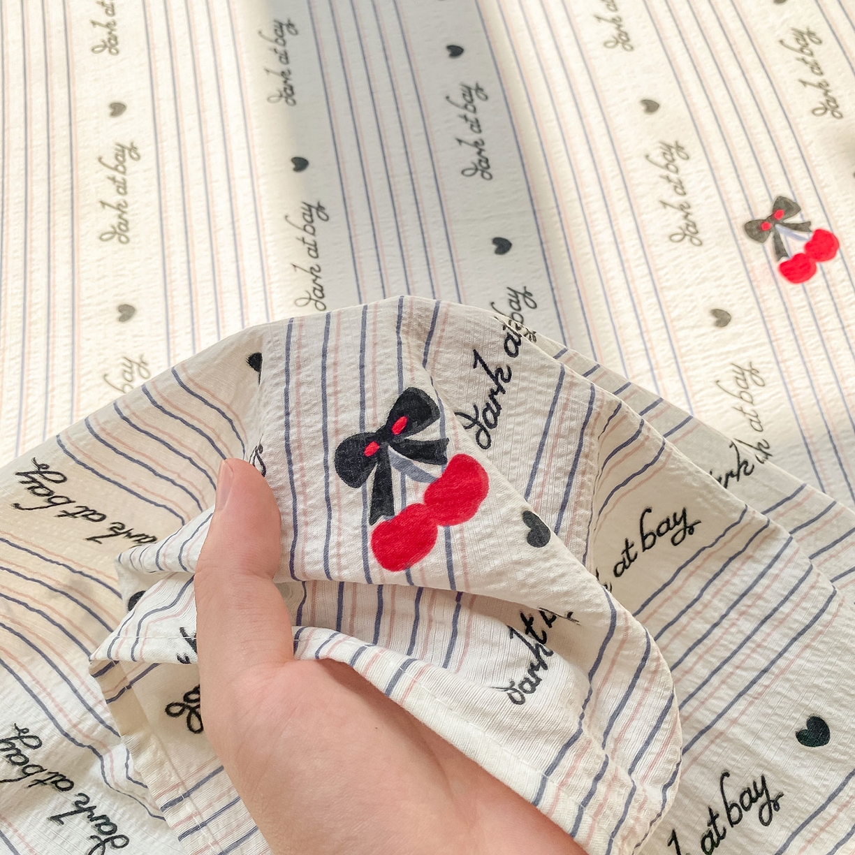 91家纺网 家纺一手货源 找家纺 眠势力 2025新款云感双层纱床单三件套ins奶油风学生宿舍床单四季通用 字母樱桃