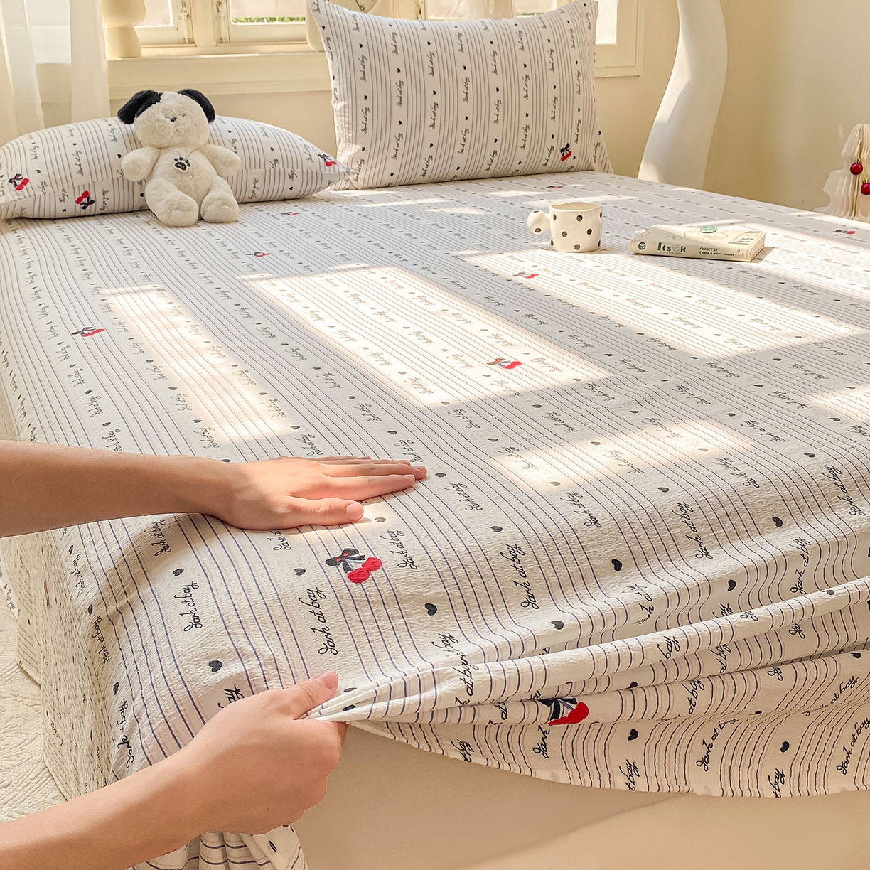 91家纺网 家纺一手货源 找家纺 眠势力 2025新款云感双层纱床单三件套ins奶油风学生宿舍床单四季通用 字母樱桃