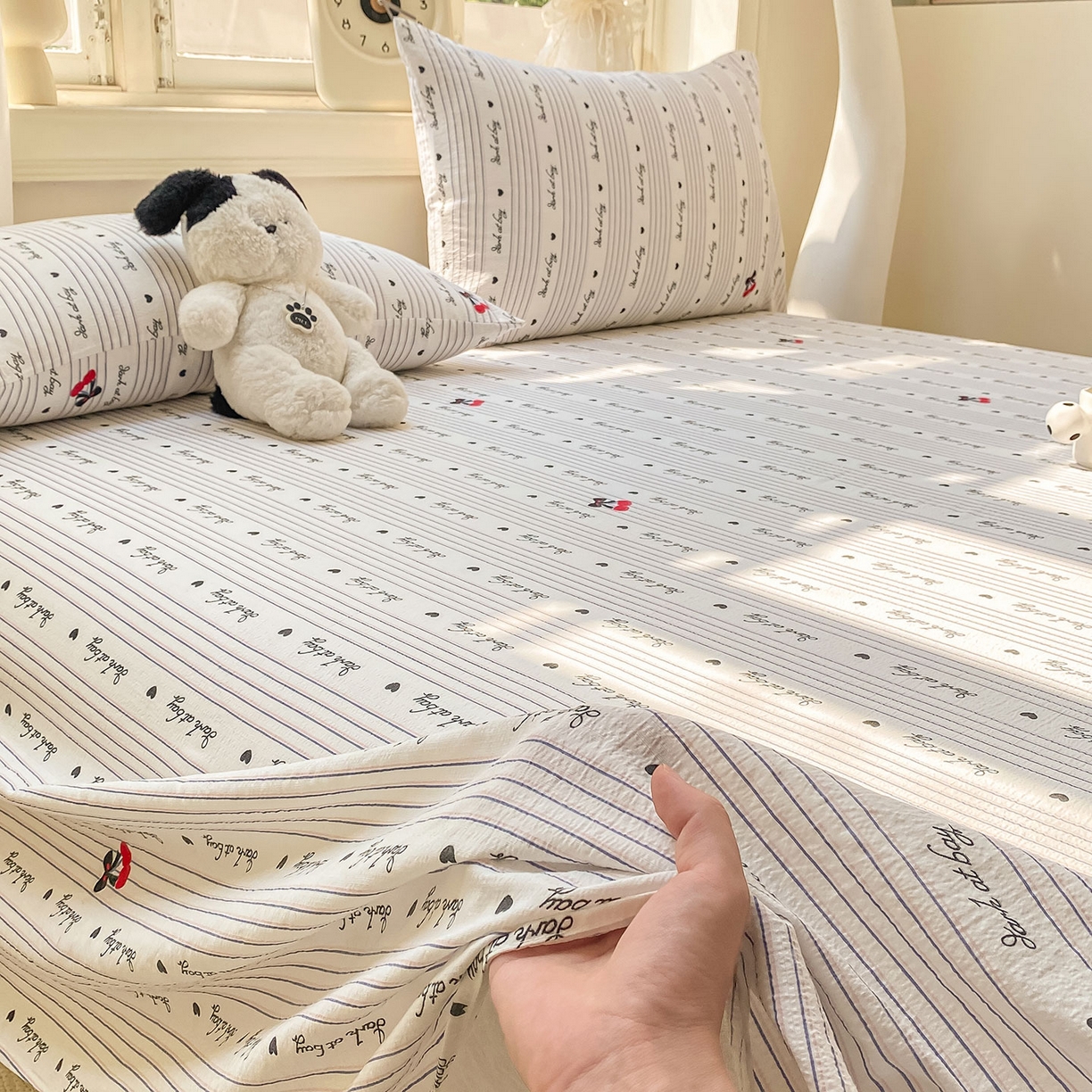 91家纺网 家纺一手货源 找家纺 眠势力 2025新款云感双层纱床单三件套ins奶油风学生宿舍床单四季通用 字母樱桃