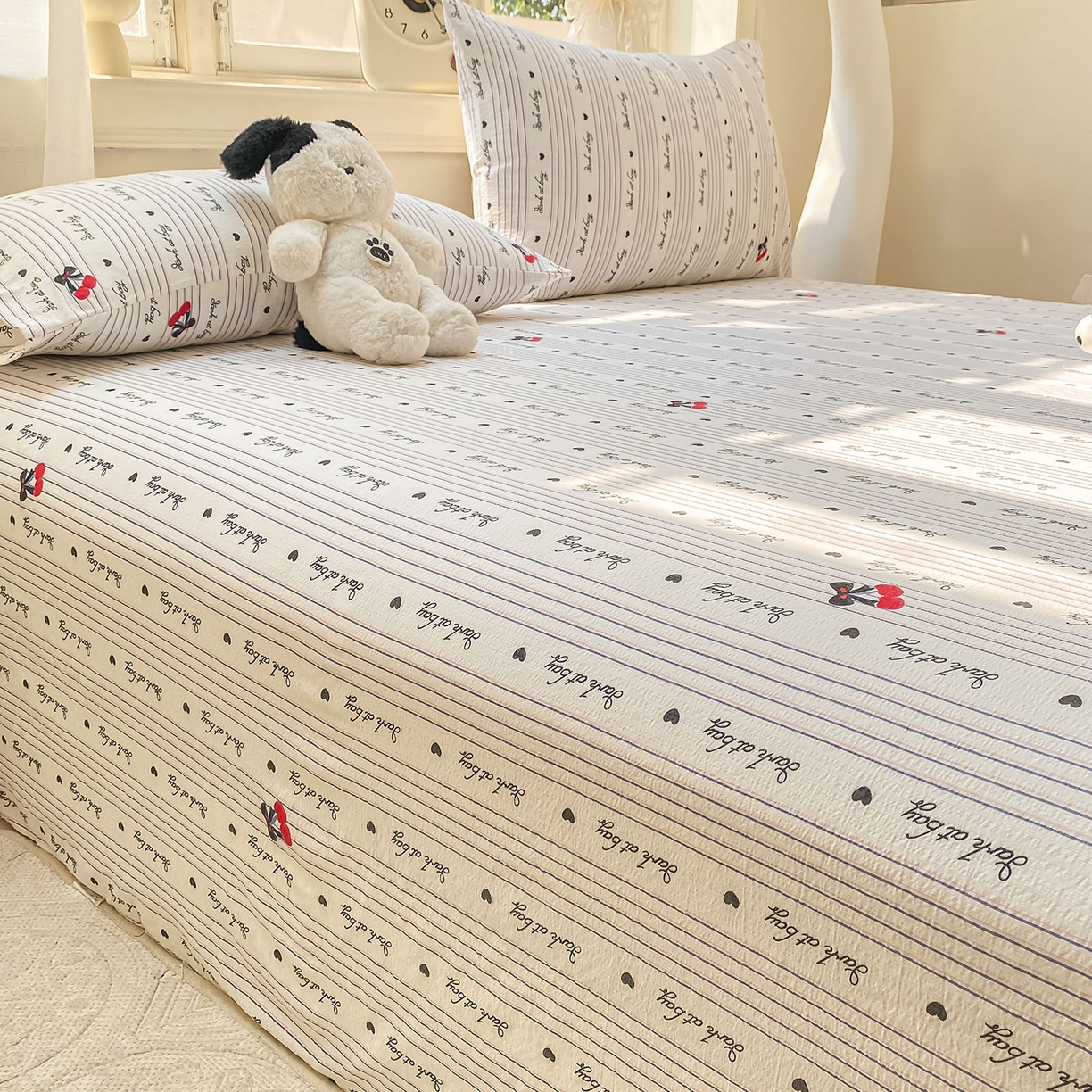 91家纺网 家纺一手货源 找家纺 眠势力 2025新款云感双层纱床单三件套ins奶油风学生宿舍床单四季通用 字母樱桃