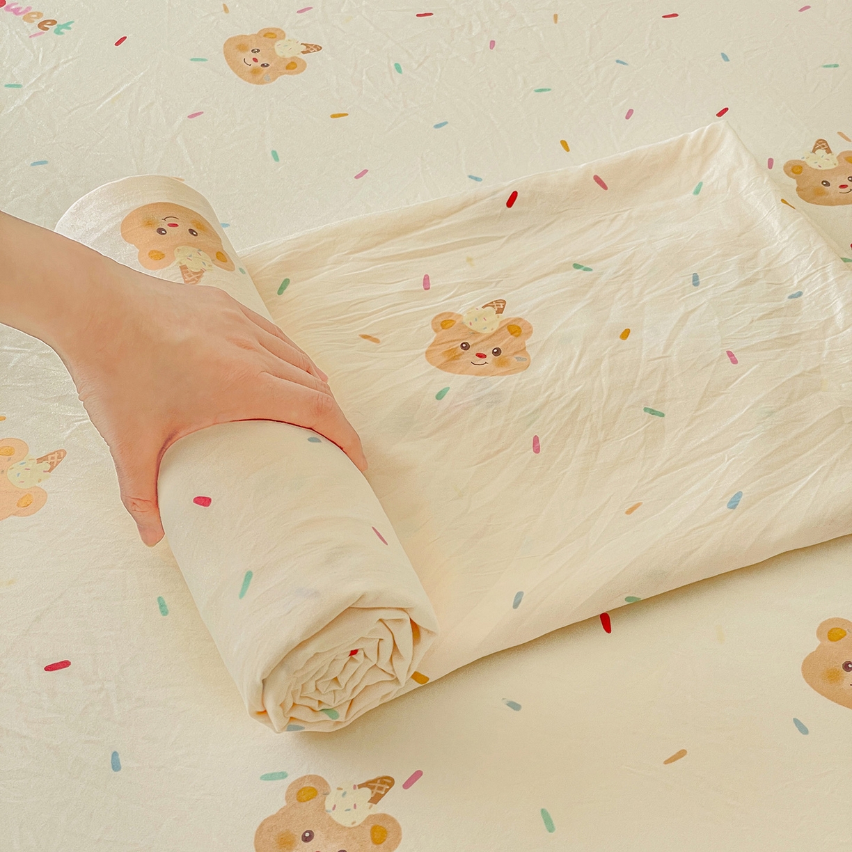 91家纺网 家纺一手货源 找家纺 纽缦家纺 2025新款水洗双层纱床单 小熊冰淇淋