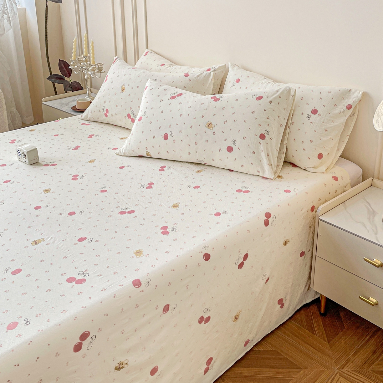 91家纺网 家纺一手货源 找家纺 纽缦家纺 2025新款水洗双层纱床单 摘樱桃的小熊