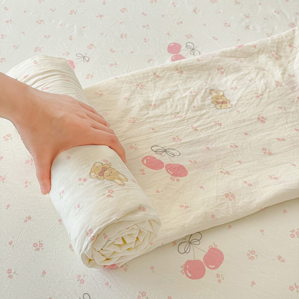 91家纺网 家纺一手货源 找家纺 纽缦家纺 2025新款水洗双层纱床单 摘樱桃的小熊