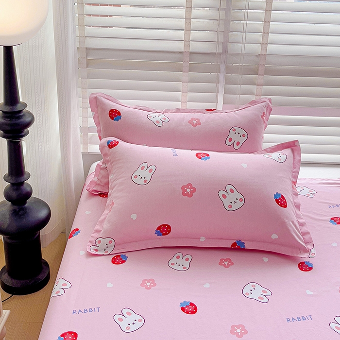 91家纺网 家纺一手货源 找家纺 纽缦家纺 2025新款纯棉斜纹床单单品床单床单单件 草莓兔粉