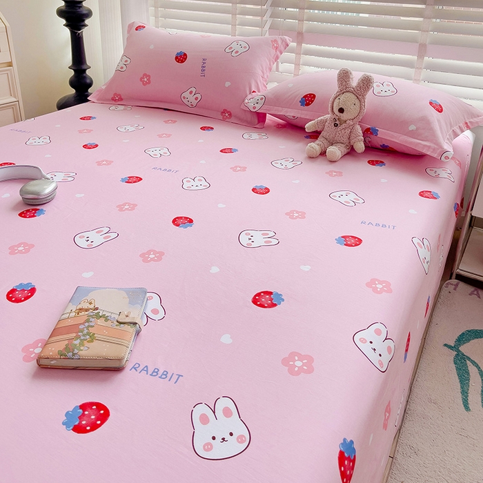 91家纺网 家纺一手货源 找家纺 纽缦家纺 2025新款纯棉斜纹床单单品床单床单单件 草莓兔粉