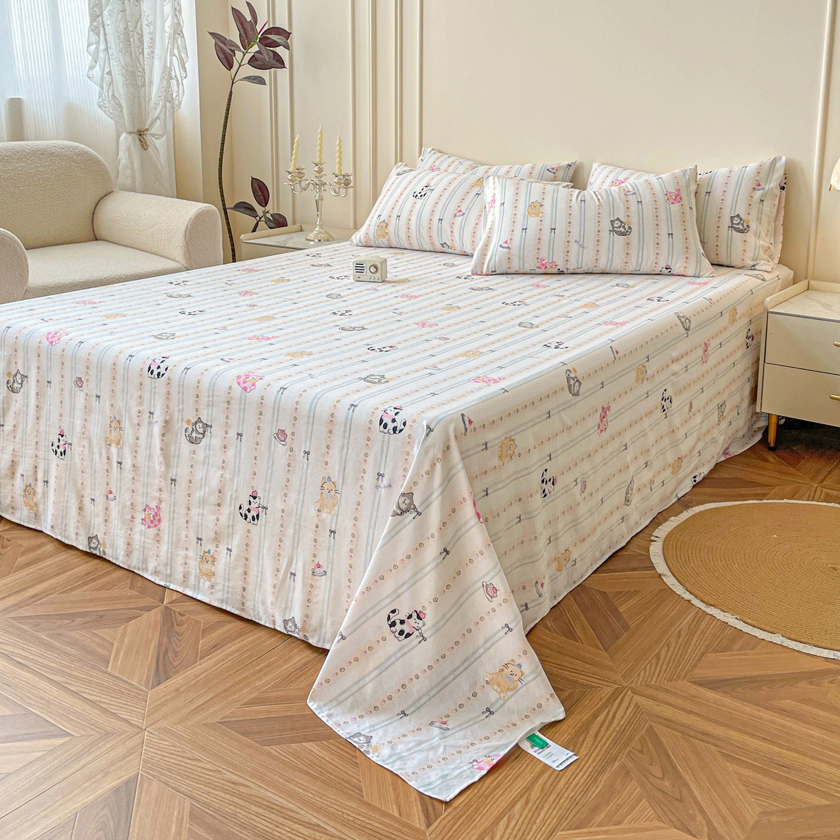 91家纺网 家纺一手货源 找家纺 悦织湾家纺 2025新款A类水洗棉单床单枕套2025新款亲肤印花小清新卡通轻奢学生宿舍三件套 草莓猫饼