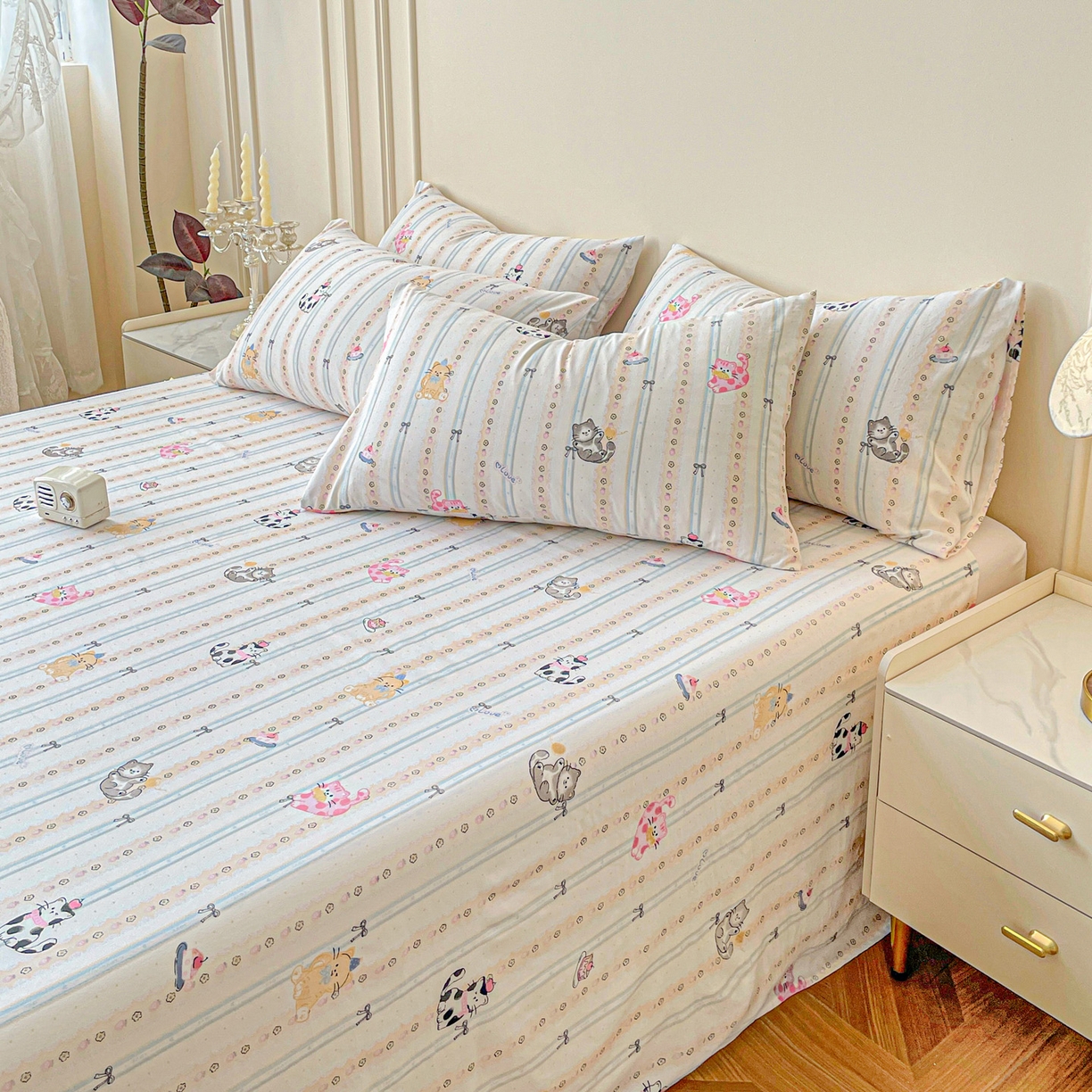 91家纺网 家纺一手货源 找家纺 悦织湾家纺 2025新款A类水洗棉单床单枕套2025新款亲肤印花小清新卡通轻奢学生宿舍三件套 草莓猫饼