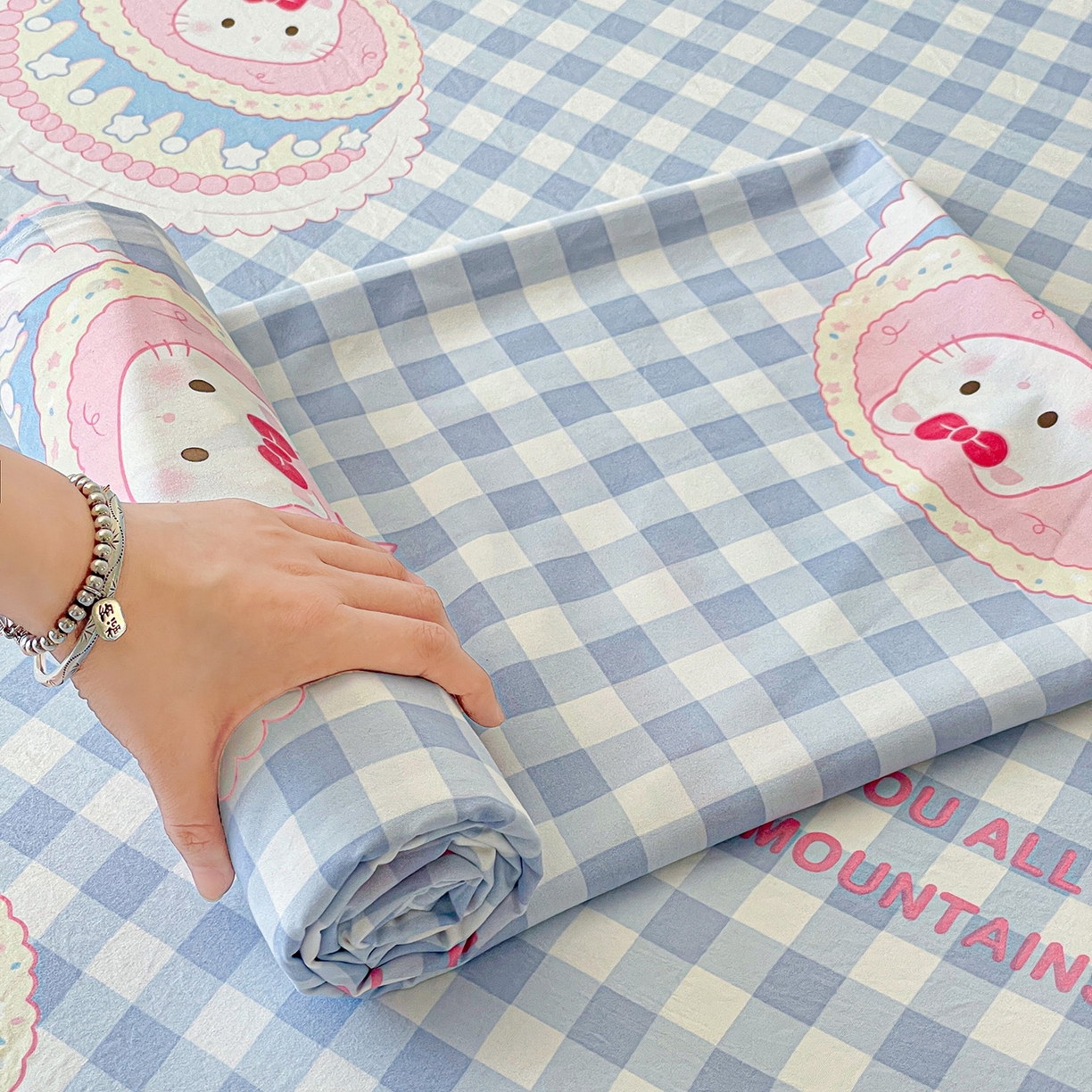 91家纺网 家纺一手货源 找家纺 悦织湾家纺 2025新款A类水洗棉单床单枕套2025新款亲肤印花小清新卡通轻奢学生宿舍三件套 蛋糕蓝格kt