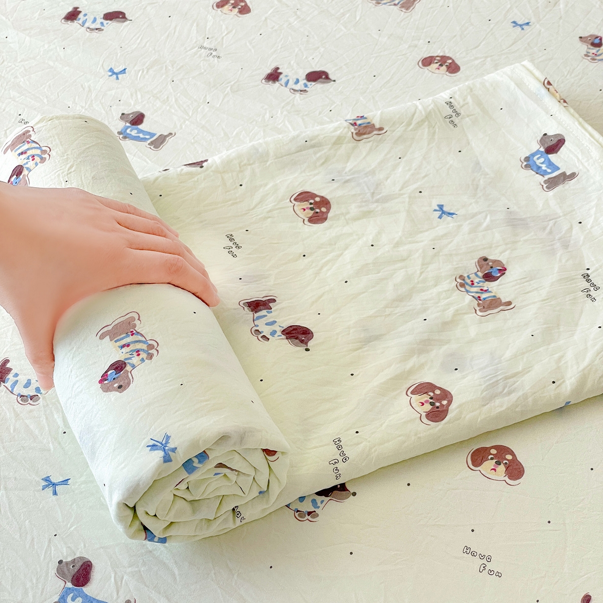 91家纺网 家纺一手货源 找家纺 悦织湾家纺 2025新款A类水洗棉单床单枕套2025新款亲肤印花小清新卡通轻奢学生宿舍三件套 可可腊肠犬