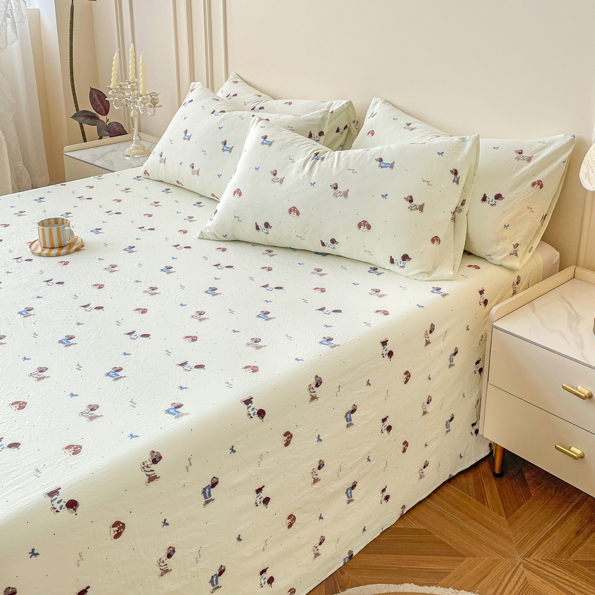 91家纺网 家纺一手货源 找家纺 悦织湾家纺 2025新款A类水洗棉单床单枕套2025新款亲肤印花小清新卡通轻奢学生宿舍三件套 可可腊肠犬