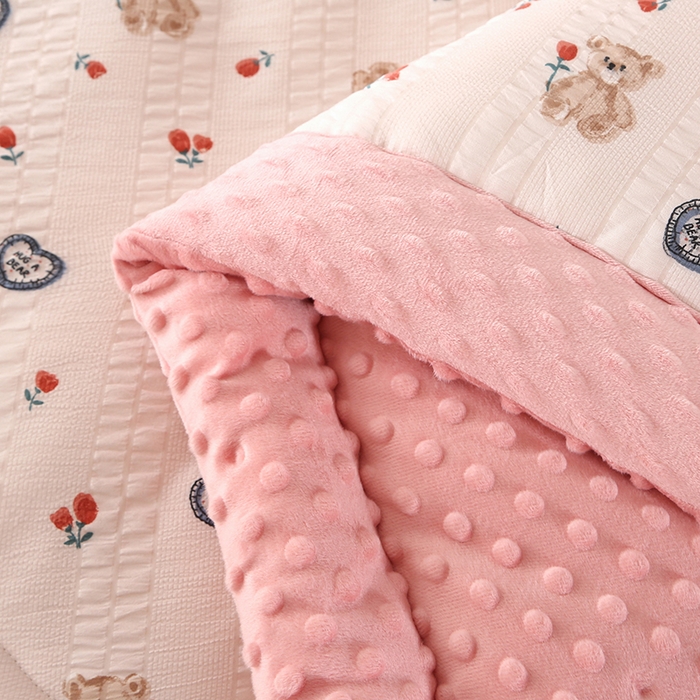 91家纺网 家纺一手货源 找家纺 欧夏被业 2024新款冬被水洗棉豆豆被芯豆豆绒被子学生春秋被供直播 比利小熊