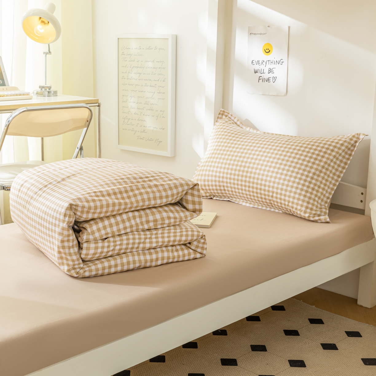 91家纺网 家纺一手货源 找家纺 贝兰仙奴 2025新款13372全棉印花简约学生三件套 咖小格