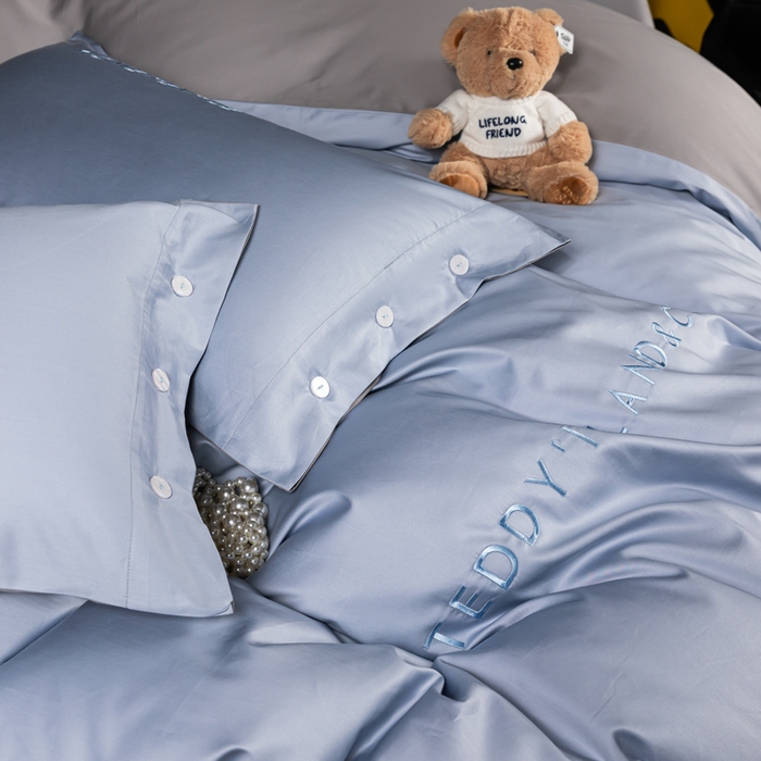 91家纺网 家纺一手货源 找家纺 泰迪爱兰Teddy 2025新款100支（50支）全棉贡缎字母绣花四件套 铃兰+浅灰