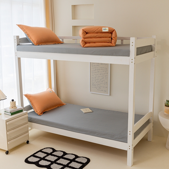 91家纺网 家纺一手货源 找家纺 贝兰仙奴 2025新款13372全棉印花简约学生三件套 橙灰