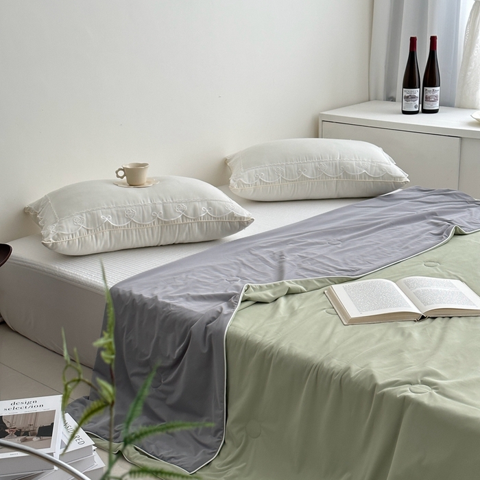 91家纺网 家纺一手货源 找家纺 佰织鑫家居 2025新款科技凉感小冰芯冰皮锦氨凉感丝夏被空调被 双拼抹茶绿