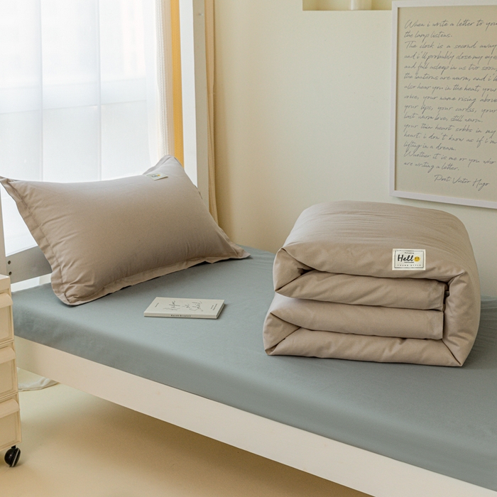 91家纺网 家纺一手货源 找家纺 贝兰仙奴 2025新款13372全棉印花简约学生三件套 卡其