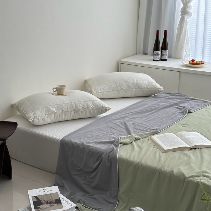91家纺网 家纺一手货源 找家纺 佰织鑫家居 2025新款科技凉感小冰芯冰皮锦氨凉感丝夏被空调被 双拼抹茶绿