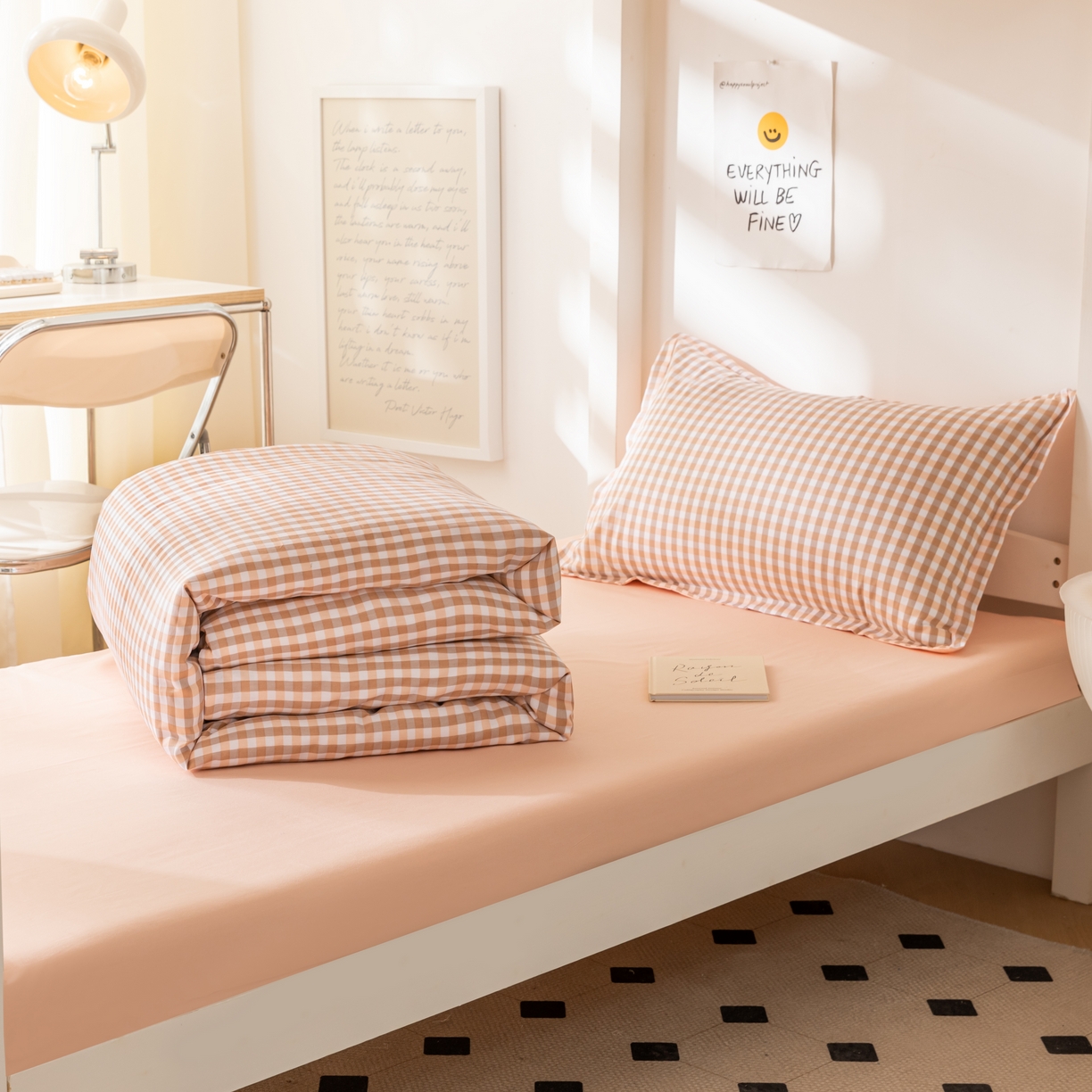 91家纺网 家纺一手货源 找家纺 贝兰仙奴 2025新款13372全棉印花简约学生三件套 粉小格