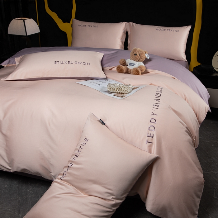 91家纺网 家纺一手货源 找家纺 泰迪爱兰Teddy 2025新款100支（50支）全棉贡缎字母绣花四件套 低调粉+加仑紫