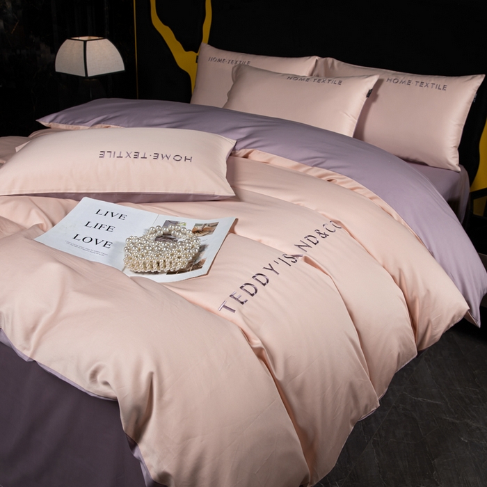 91家纺网 家纺一手货源 找家纺 泰迪爱兰Teddy 2025新款100支（50支）全棉贡缎字母绣花四件套 低调粉+加仑紫