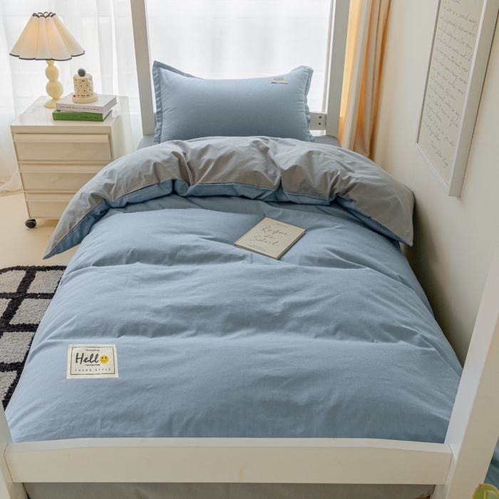 91家纺网 家纺一手货源 找家纺 贝兰仙奴 2025新款13372全棉印花简约学生三件套 蓝灰