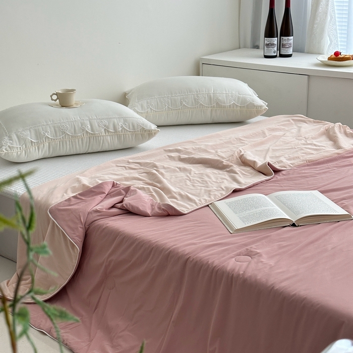 91家纺网 家纺一手货源 找家纺 佰织鑫家居 2025新款科技凉感小冰芯冰皮锦氨凉感丝夏被空调被 双拼豆沙粉