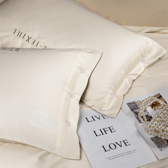 91家纺网 家纺一手货源 找家纺 泰迪爱兰Teddy 2025新款100支（50支）全棉贡缎字母绣花四件套 象牙白+柔和绿