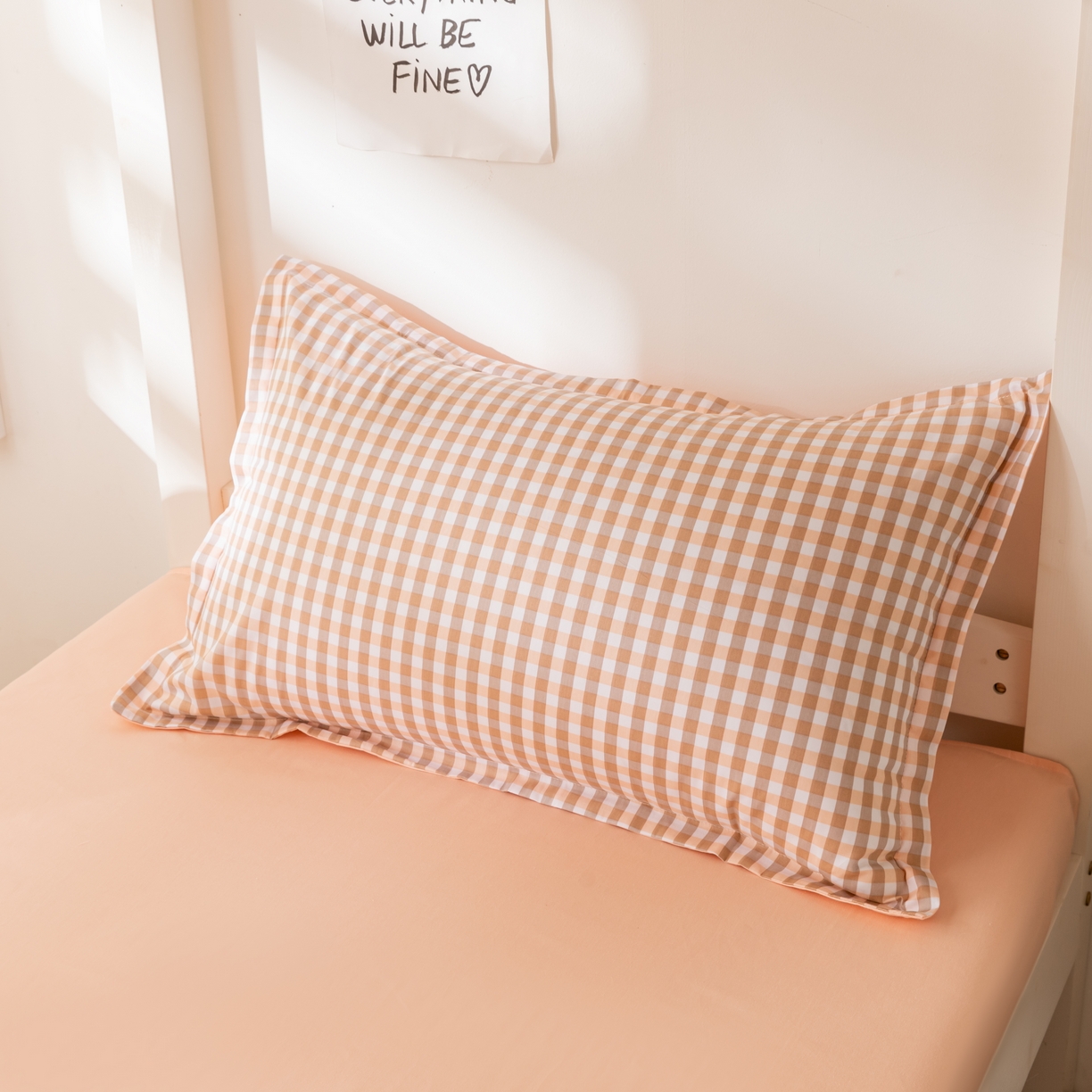 91家纺网 家纺一手货源 找家纺 贝兰仙奴 2025新款13372全棉印花简约学生三件套 粉小格