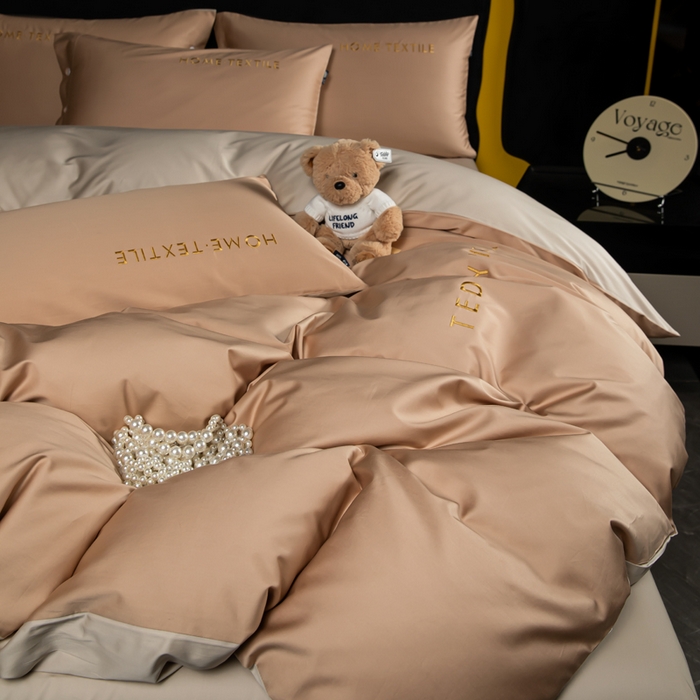 91家纺网 家纺一手货源 找家纺 泰迪爱兰Teddy 2025新款100支（50支）全棉贡缎字母绣花四件套 米驼+卡其