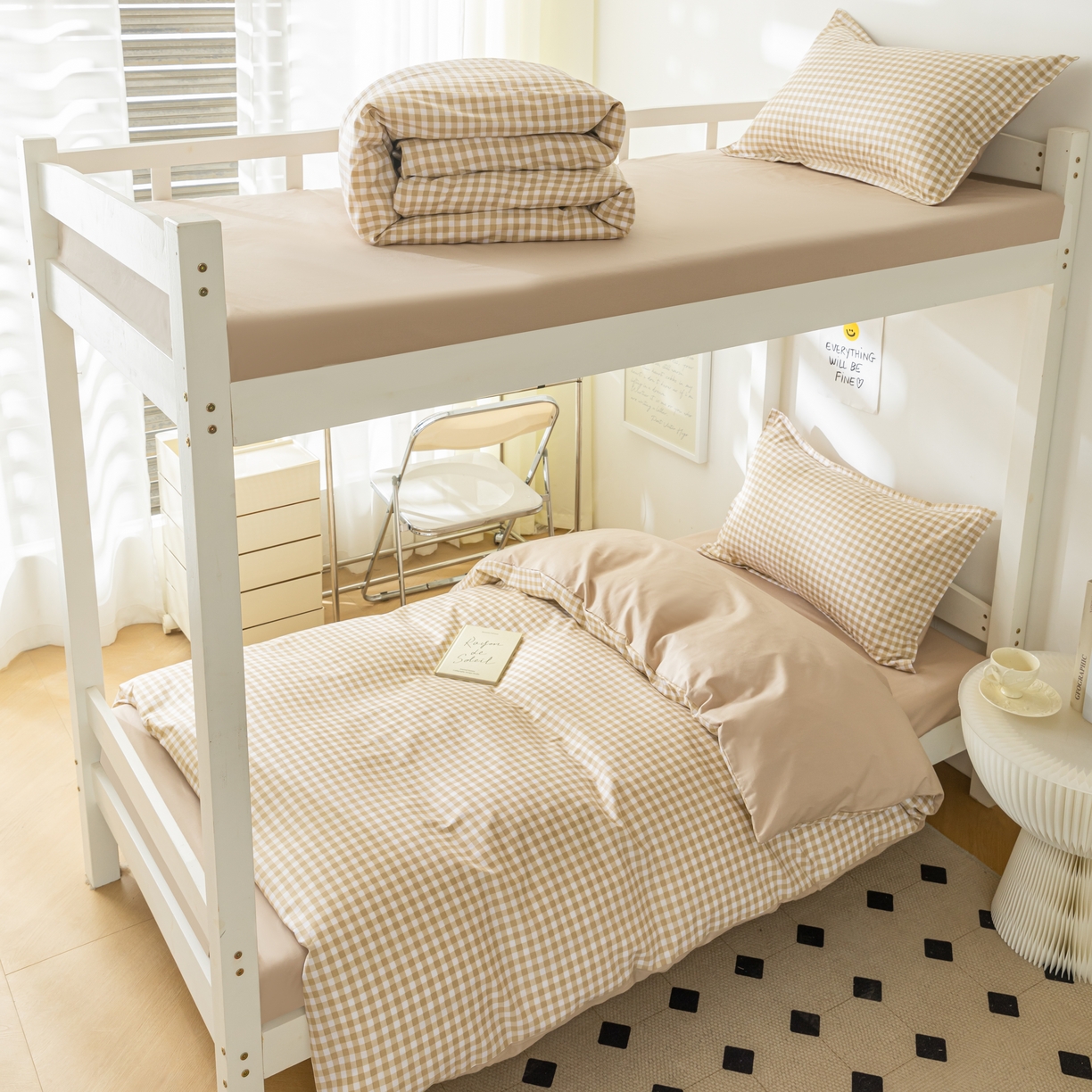 91家纺网 家纺一手货源 找家纺 贝兰仙奴 2025新款13372全棉印花简约学生三件套 咖小格