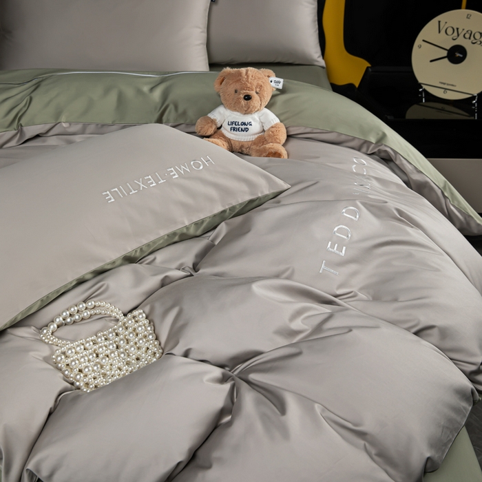 91家纺网 家纺一手货源 找家纺 泰迪爱兰Teddy 2025新款100支（50支）全棉贡缎字母绣花四件套 塞夫勒灰+松叶绿