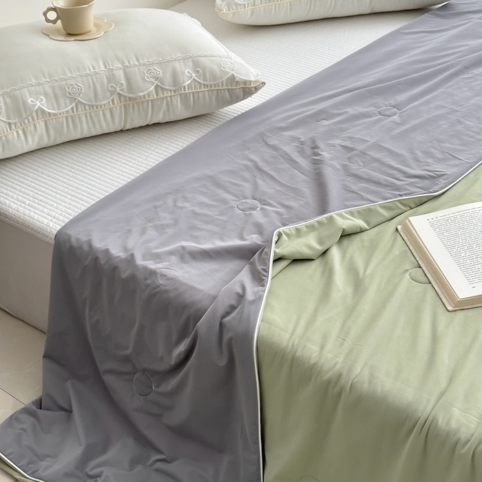 91家纺网 家纺一手货源 找家纺 佰织鑫家居 2025新款科技凉感小冰芯冰皮锦氨凉感丝夏被空调被 双拼抹茶绿