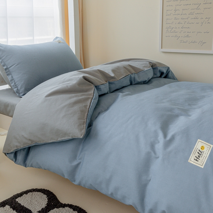 91家纺网 家纺一手货源 找家纺 贝兰仙奴 2025新款13372全棉印花简约学生三件套 蓝灰