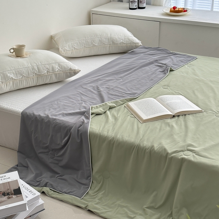 91家纺网 家纺一手货源 找家纺 佰织鑫家居 2025新款科技凉感小冰芯冰皮锦氨凉感丝夏被空调被 双拼抹茶绿