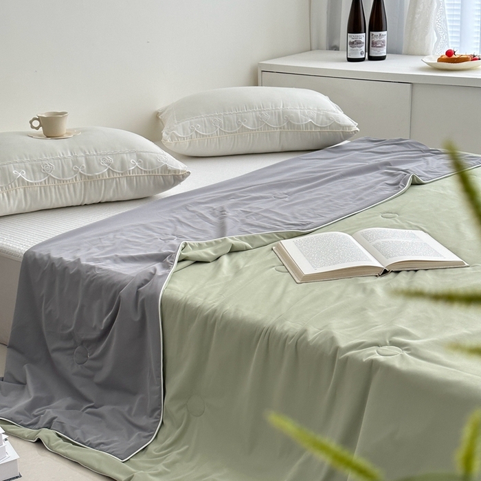 91家纺网 家纺一手货源 找家纺 佰织鑫家居 2025新款科技凉感小冰芯冰皮锦氨凉感丝夏被空调被 双拼抹茶绿