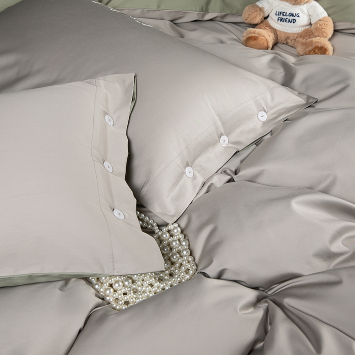 91家纺网 家纺一手货源 找家纺 泰迪爱兰Teddy 2025新款100支（50支）全棉贡缎字母绣花四件套 塞夫勒灰+松叶绿