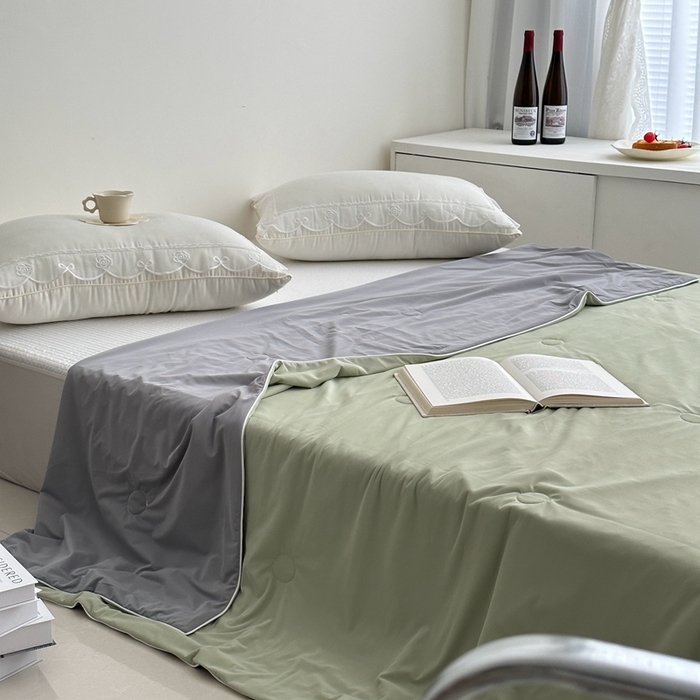 91家纺网 家纺一手货源 找家纺 佰织鑫家居 2025新款科技凉感小冰芯冰皮锦氨凉感丝夏被空调被 双拼抹茶绿