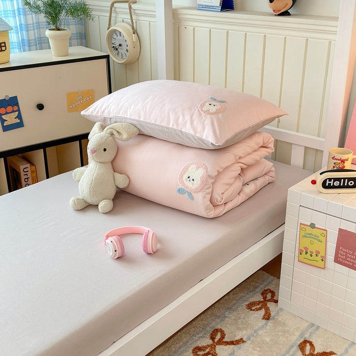 91家纺网 家纺一手货源 找家纺 锦觅 2025新款学生季全棉纯棉毛巾绣三件套奶油小清新刺绣四件套（全文件大图以及买家秀） 草莓兔兔