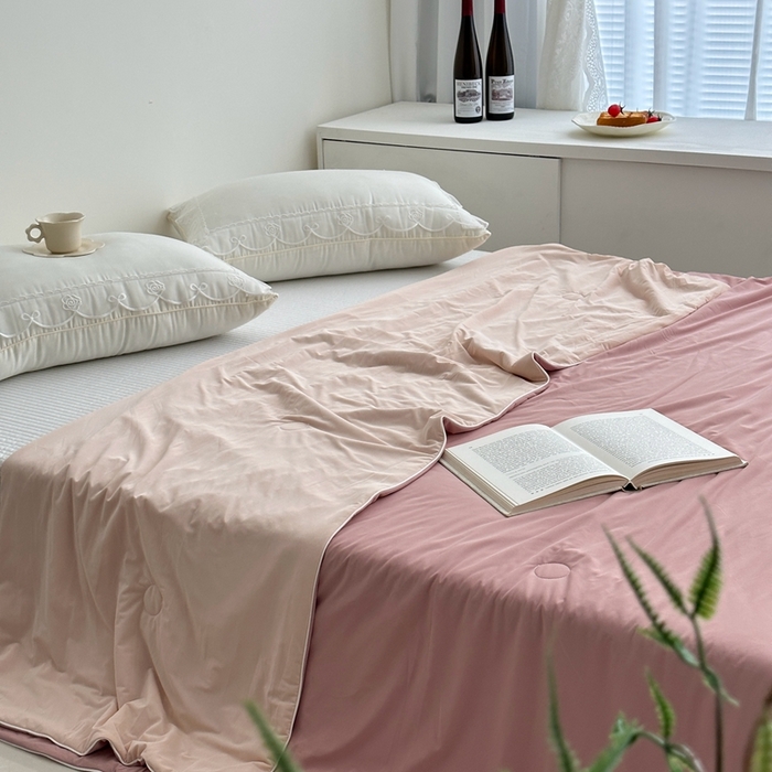 91家纺网 家纺一手货源 找家纺 佰织鑫家居 2025新款科技凉感小冰芯冰皮锦氨凉感丝夏被空调被 双拼豆沙粉