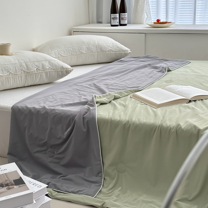 91家纺网 家纺一手货源 找家纺 佰织鑫家居 2025新款科技凉感小冰芯冰皮锦氨凉感丝夏被空调被 双拼抹茶绿