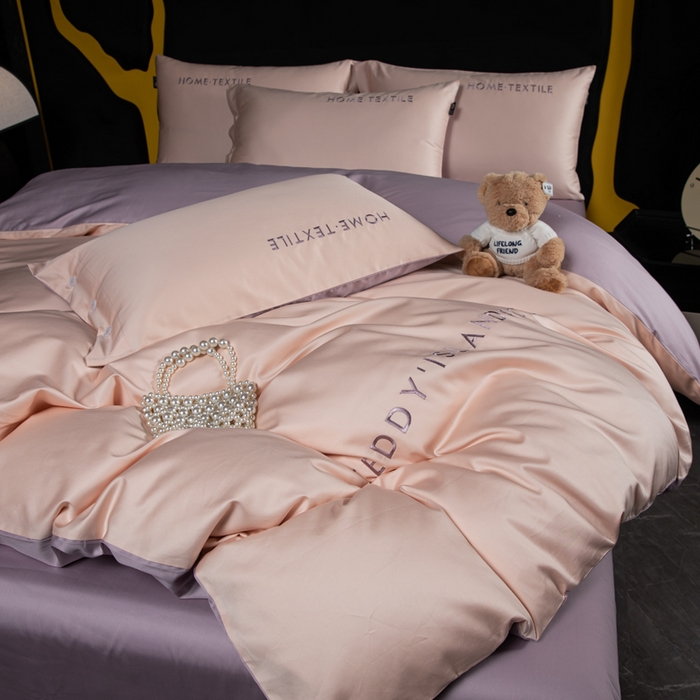 91家纺网 家纺一手货源 找家纺 泰迪爱兰Teddy 2025新款100支（50支）全棉贡缎字母绣花四件套 低调粉+加仑紫