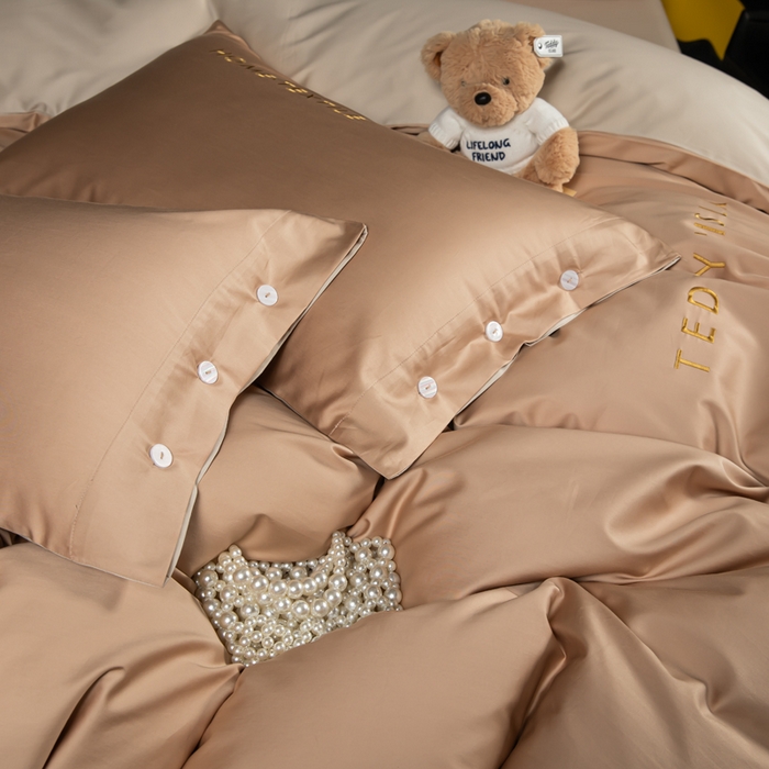 91家纺网 家纺一手货源 找家纺 泰迪爱兰Teddy 2025新款100支（50支）全棉贡缎字母绣花四件套 米驼+卡其