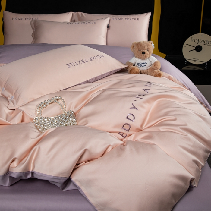 91家纺网 家纺一手货源 找家纺 泰迪爱兰Teddy 2025新款100支（50支）全棉贡缎字母绣花四件套 低调粉+加仑紫