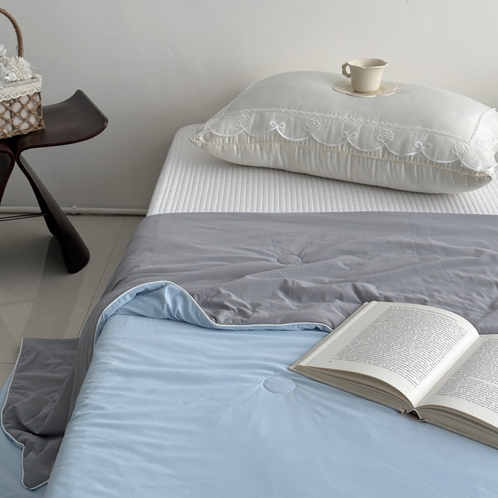 91家纺网 家纺一手货源 找家纺 佰织鑫家居 2025新款科技凉感小冰芯冰皮锦氨凉感丝夏被空调被 双拼蓝灰